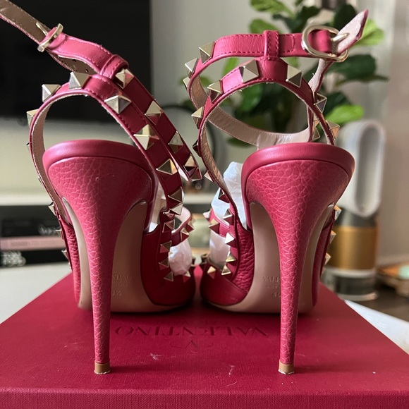 VALENTINO Rockstud T-Strap Pointed Toe Pump (size 40.5) - Picture 4 of 7